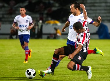 Em jogo de quatro gols, Santa Cruz e Bahia empatam no estádio do Arruda