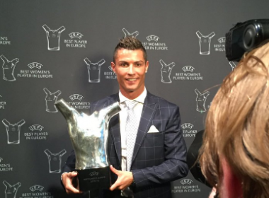 Cristiano Ronaldo vence prêmio de melhor da Europa e iguala Messi