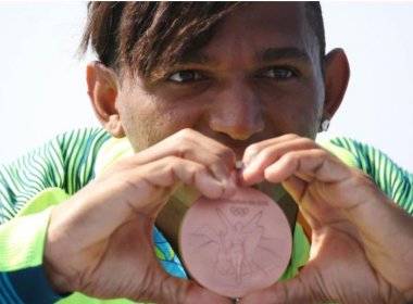 Isaquias promete fazer tatuagem em homenagem às 3 medalhas olímpicas