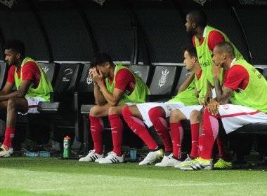 Jogadores do Inter demonstram abatimento após derrota para o Corinthians