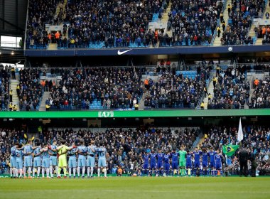 Partida entre Manchester City e Chelsea é marcada por homenagens à Chapecoense