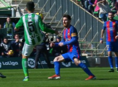 Ex-Flu de Feira, Petros dá chapéu em Messi no empate do Bétis com o Barça; confira