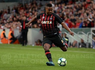 Expulso no último jogo, Nikão desfalca o Atlético-PR contra o Vitória