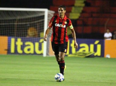 Após derrota por 4 a 3 para o Coritiba, zagueiro do Sport tem carro apedrejado