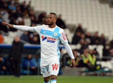 Uefa e Olympique de Marselha vão investigar agressão de Evra a torcedor; assista
