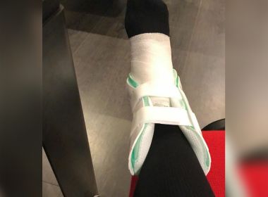 Com o tornozelo imobilizado, Neymar deixa o hospital e posta foto no Instagram