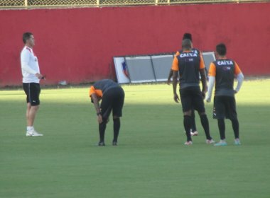 Vitória se divide entre campo e academia no treino desta quarta