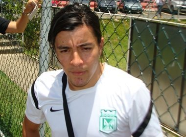 Vitória anuncia contratação do meia colombiano Cárdenas