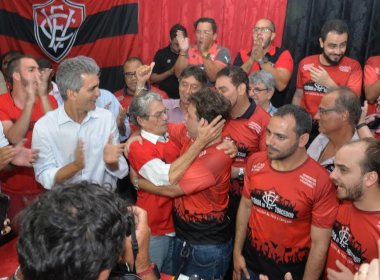 Torcida 'invade' Barradão para comemorar triunfo da chapa 'Vitória do Torcedor'; veja