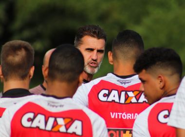 Mancini esboça time titular do Vitória em treino tático