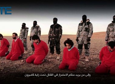 Estado Islâmico executa 'espiões' e ameaça Reino Unido em novo vídeo