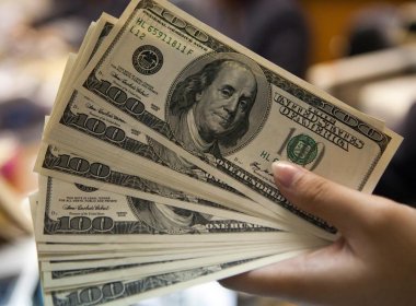 Dólar volta a superar os R$ 4,00 no 1º dia útil do ano