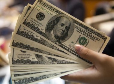 Dólar volta a superar os R$ 4,00 no 1º dia útil do ano