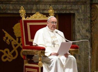 Papa Francisco diz que escuridão e medo não devem aprisionar o mundo