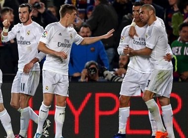 Cristiano Ronaldo garante vitória do Real sobre Barça de virada e com um a menos