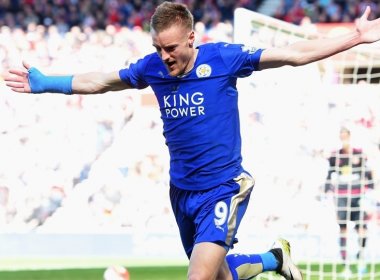Vardy marca dois, Leicester vence outra e fica mais perto do título