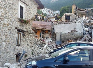 Premiê diz que número de mortos por terremoto na Itália chega a 120