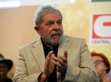 Com MST, Lula propõe 'restaurar a democracia'
