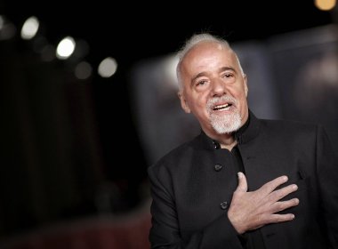 'Confiscar livro remete ao obscurantismo', diz Paulo Coelho sobre incidente na Líbia