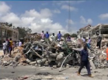 Ataque terrorista na Somália deixa mais de 300 mortos e 400 feridos