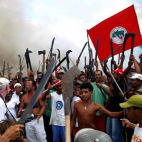 Movimentos de sem-terra invadem fazendas em ações pela reforma agrária e pró-Lula