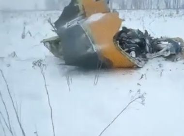 Avião com 71 pessoas a bordo cai perto de Moscou após desaparecer de radar