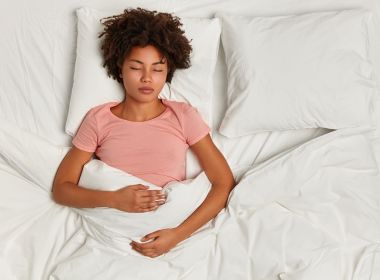 Dormir mal é tão prejudicial para a saúde do coração quanto fumar, diz entidade