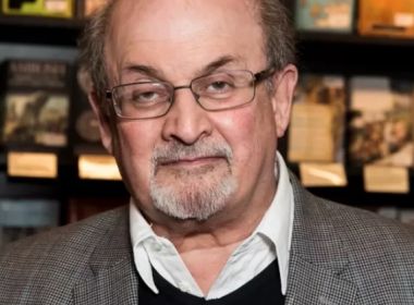 Demanda por livros de Salman Rushdie sobem após ataque a escritor
