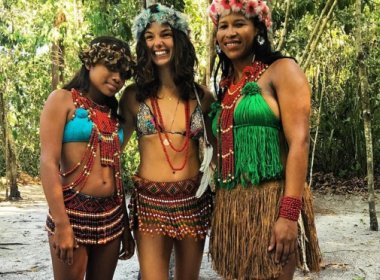 De férias, Ísis Valverde posta foto com índias no sul da Bahia: ‘Enfim voltando às origens’