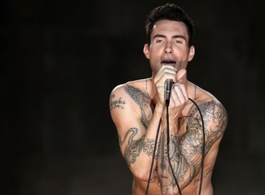 Amante de tatuagens, Adam Levine mostra desenho que levou seis meses para ficar pronto