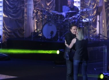 Sem se importar com presença da esposa, Fábio Júnior dá beijo em fã durante show