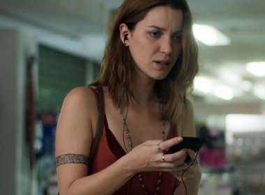 Após desbloquear celular que incrimina Alex, Júlia será ameaçada em 'Rock Story'