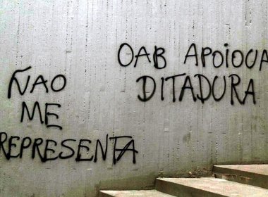 Prédio da OAB em Brasília é pichado com frases contra o impeachment
