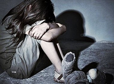 Mãe é condenada por segurar filha de 15 anos para parceiro estuprar na Austrália