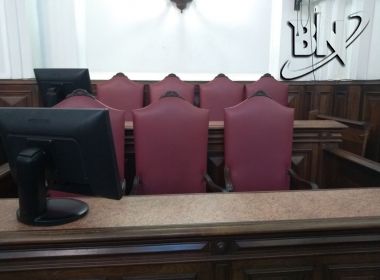 Kátia Vargas chora em início de julgamento; júri é sorteado