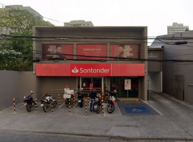 Santander é condenado por obrigar cliente a ficar só de cueca para entrar em agência