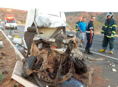Barreiras: Homem morre em batida entre carro e carreta em Anel Viário