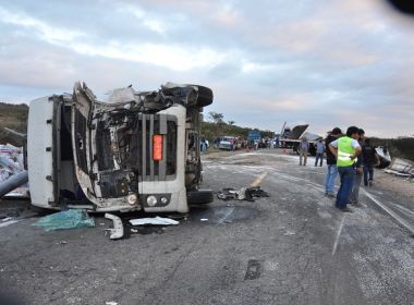Jaguaquara: Motorista morre em batida que envolveu três caminhões na BR-116