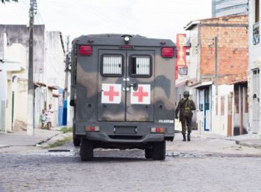 Feira: Bairro é isolado por Exército que tenta localizar arma roubada de militar