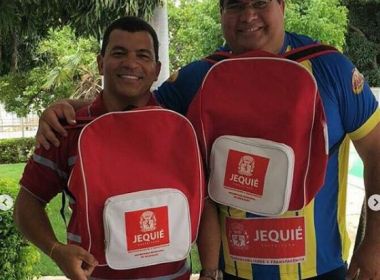 Jequié: Prefeito reaparece com mochilas infantis gigantes que viralizaram na internet