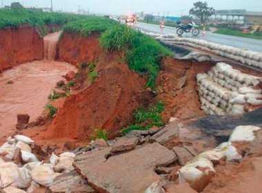 LEM: Fortes chuvas fazem trecho da BR-020 desabar