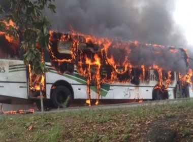 Porto Seguro: Grupo ateia fogo em ônibus em represália à ação da PM