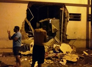 São Desidério: Em seis carros, quadrilha chega em cidade e explode cofres de 2 bancos