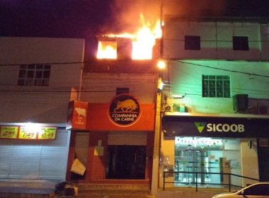 Jaguaquara: Incêndio atinge prédio e prefeito usa mangueira para controlar chamas 