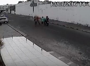 Feira: Vídeo mostra assalto de moto em plena luz do dia