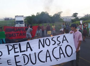 SAJ: Manifestantes bloqueiam BR contra PEC que limita investimento em educação