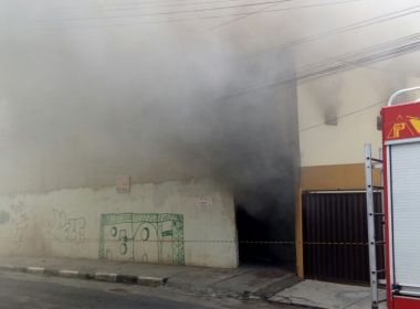 Lauro de Freitas: Incêndio atinge galpão com madeiras e combustível