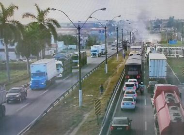 Feira: Dia de greve geral amanhece sem ônibus e com BR-324 bloqueada