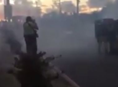 Manifestantes e PMs entram em confronto na Estrada do Coco; veja vídeo