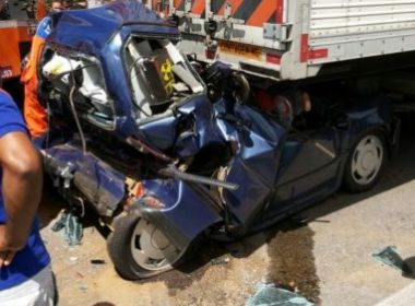 Conquista: Carro é esmagado por duas carretas na BR-116; motorista morreu no local